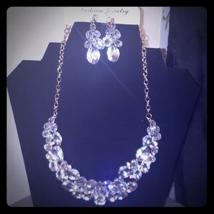 NWT Gold Rhinestone Necklace Earrings Set